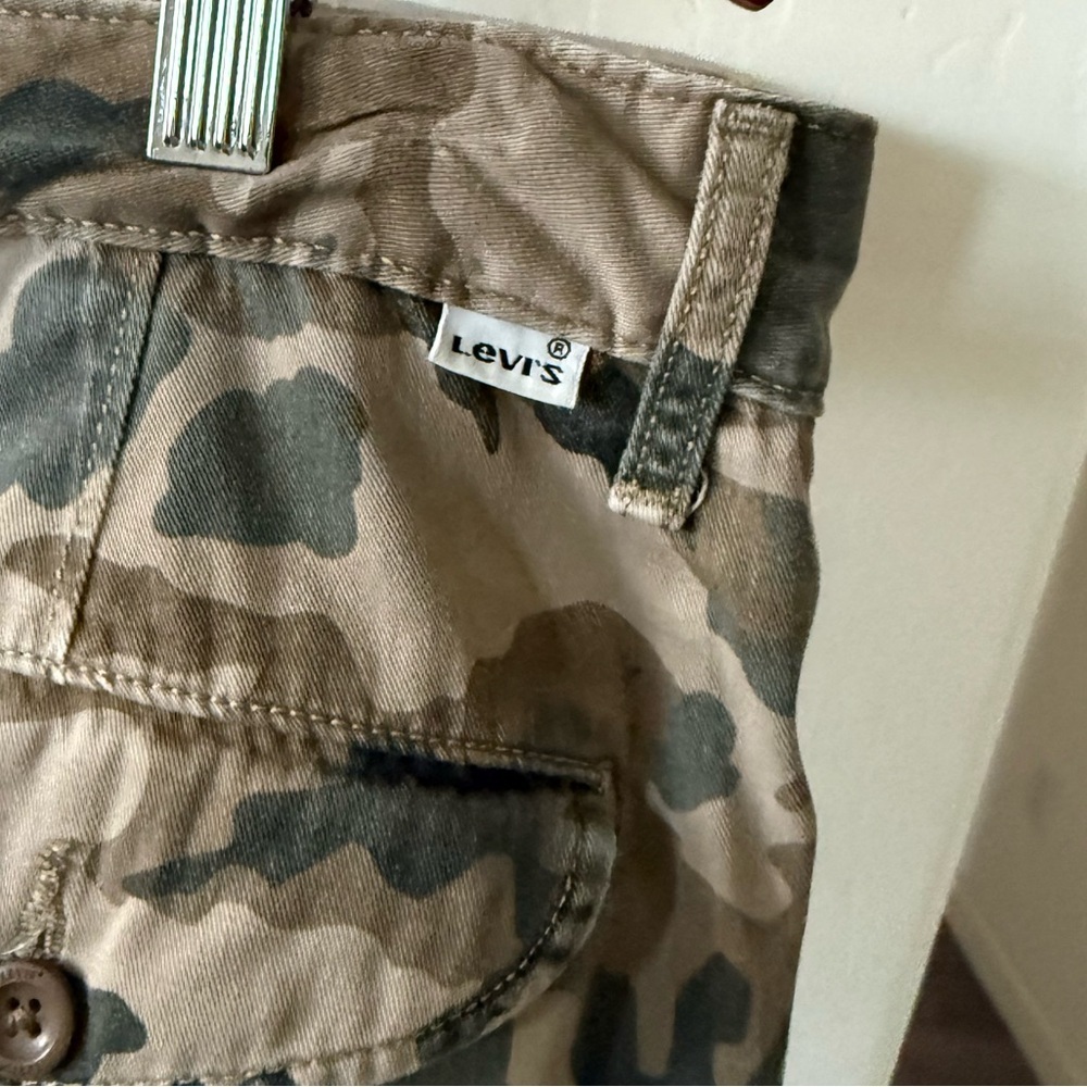 Levi’s|Men’s Olive Camouflage Cargo Shorts, size 40•••Summer closet staple - Picture 8 of 14